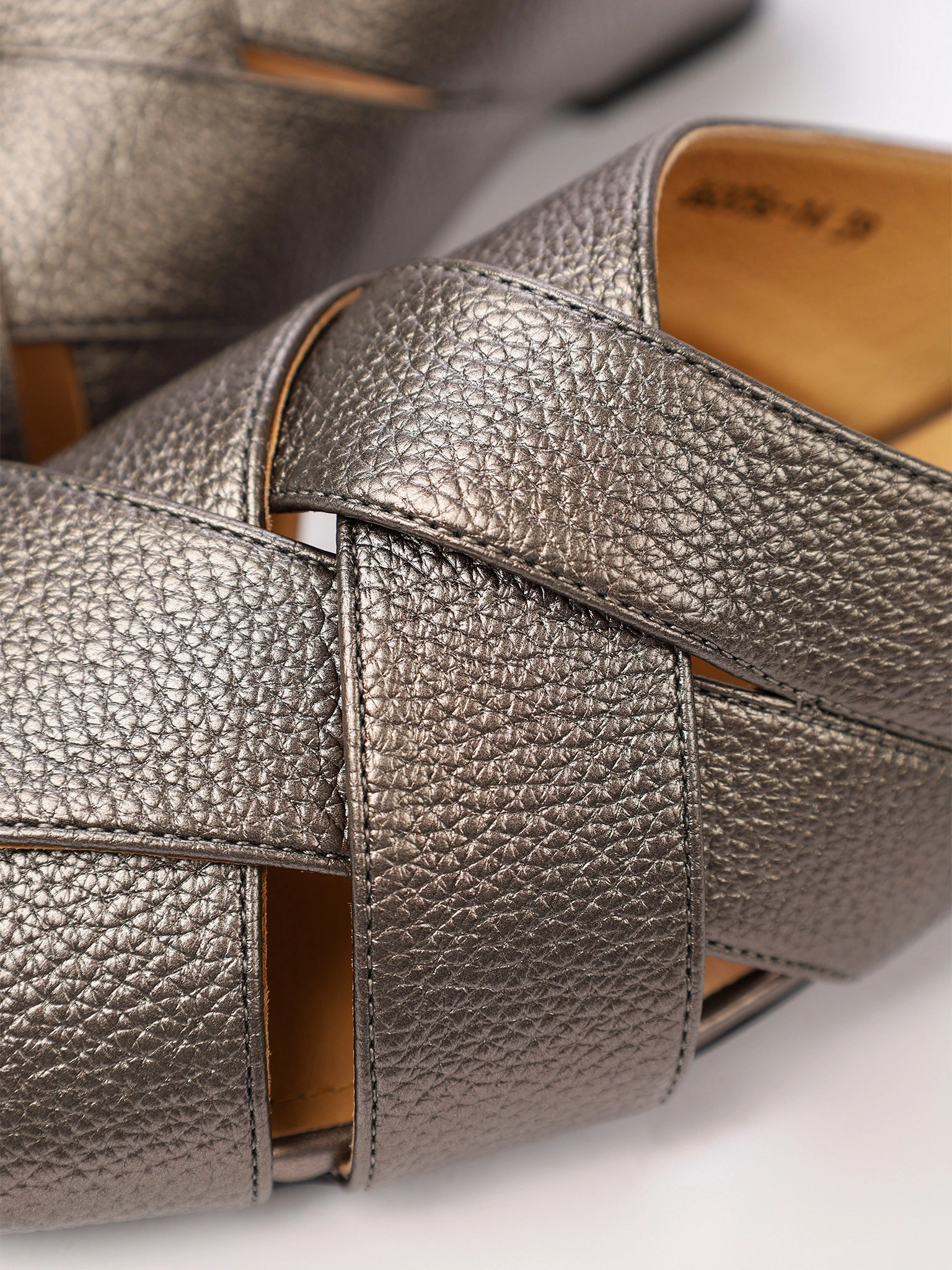 Сабо цвета серебра на венском каблуке